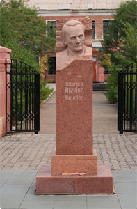 Памятник Генриху Фогелеру в Караганде
