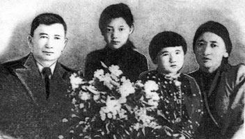 Қасым Аманжолов  қыздары Жанна, Дариға және зайыбы Сақыпжамалымен бірге